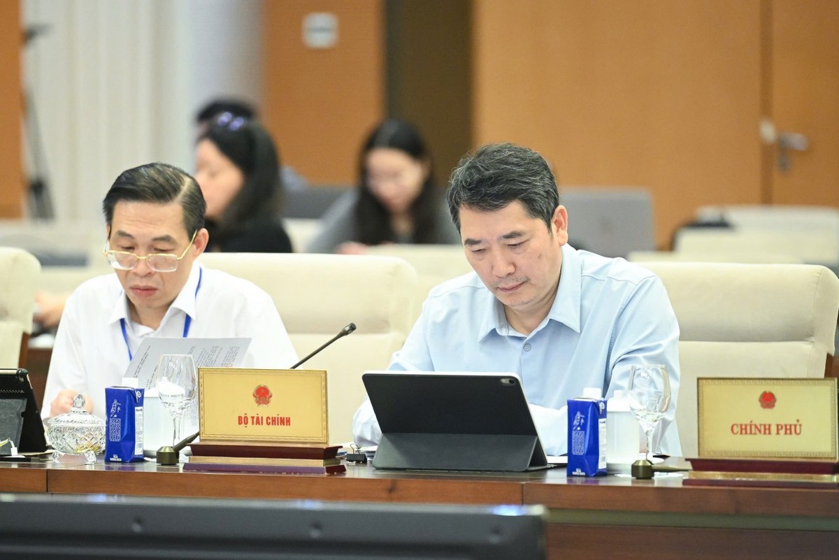 Thứ trưởng Bộ Tài chính Cao Anh Tuấn tham dự phiên họp của UBTVQH.