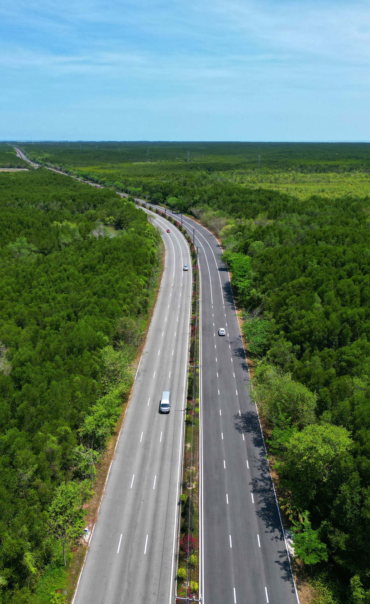 Khi hạ tầng kết nối phát triển, quỹ đất tại các đô thị vệ tinh sẽ càng có giá. Ảnh: Lê Toàn.