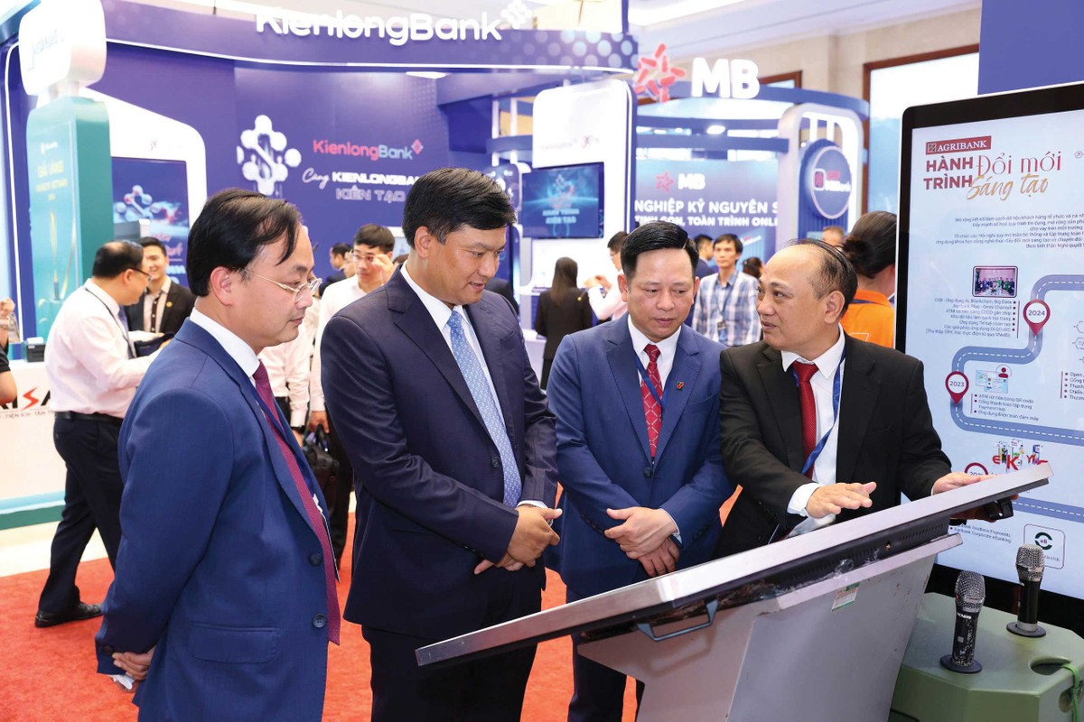 Lãnh đạo Agribank tại Quầy giao dịch thông minh