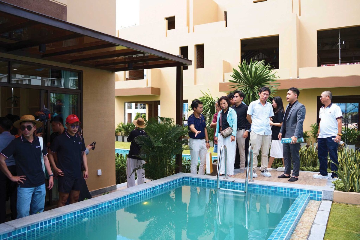 Khách hàng tham quan sản phẩm biệt thự CaraWorld. Ảnh: Lê Toàn.