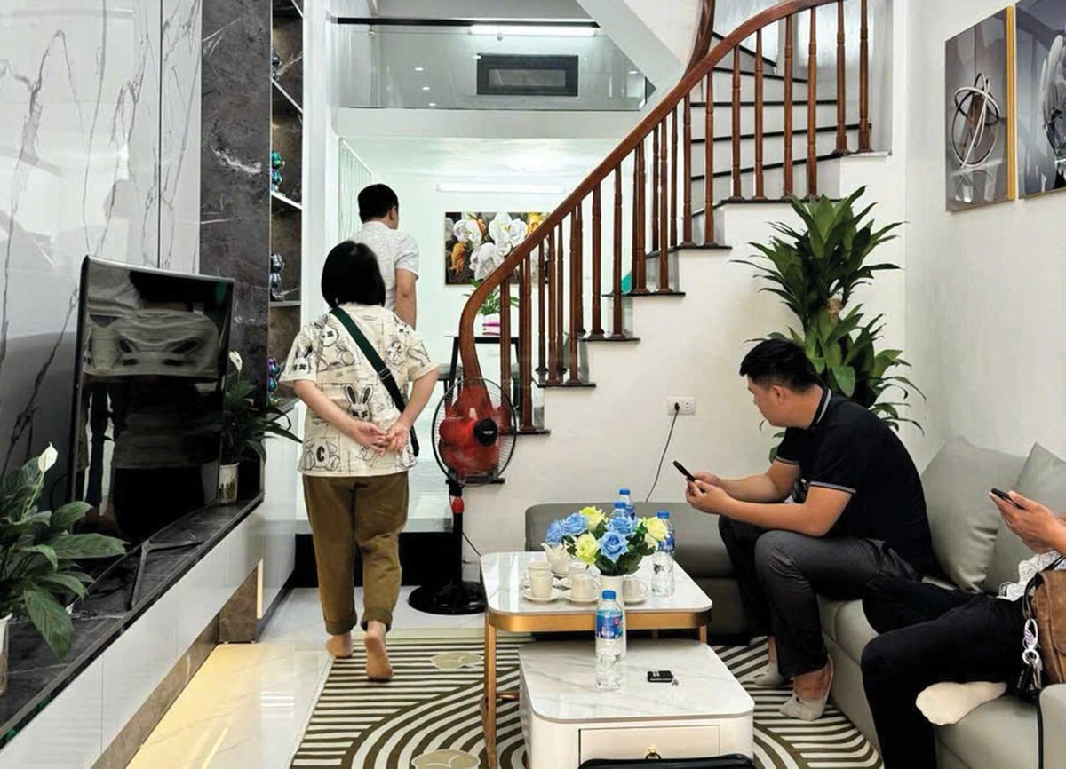 Khi mua nhà cần trực tiếp “mục sở thị”. Ảnh: Dũng Minh.