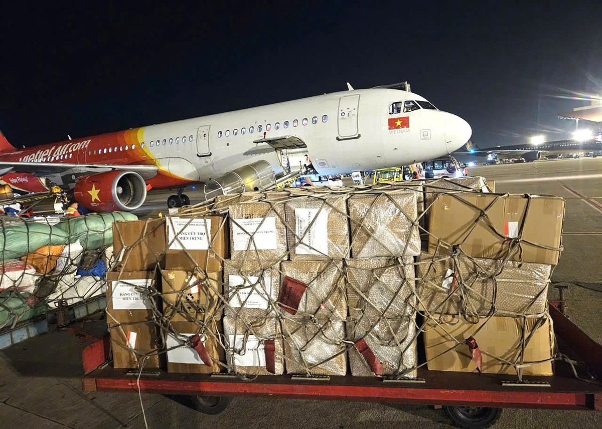 Các chuyến bay đêm hối hả, khẩn trương đưa hàng cứu trợ đến người dân vùng bão lũ