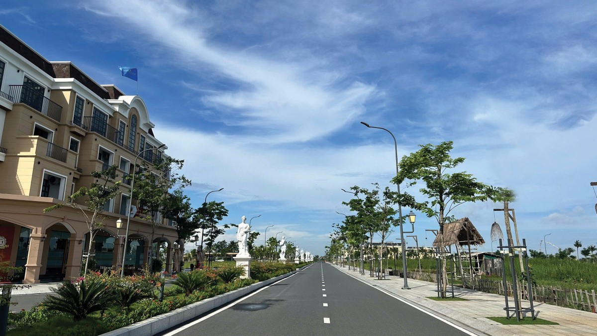 Khu vực nhà ở, các hạng mục tiện ích như sân thể thao, công viên, đường dạo… cũng vắng bóng người. Ảnh: Việt Dũng.