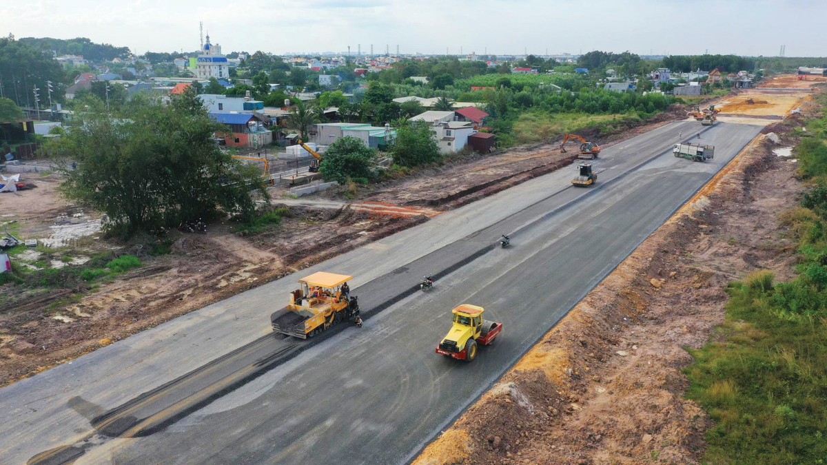 Cao tốc Biên Hòa - Vũng Tàu dài hơn 53 km đang được đẩy nhanh tiến độ để đưa vào khai thác giai đoạn 2025-2026. Ảnh: Lê Toàn.
