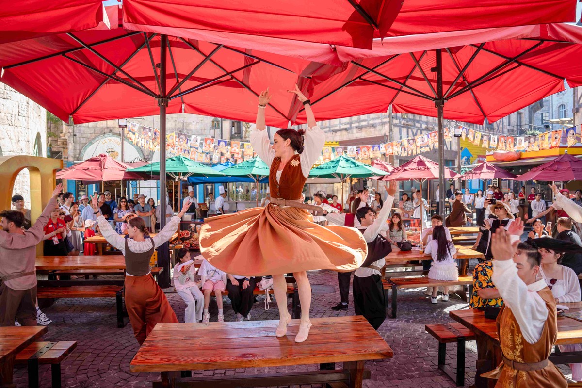 Sun World Ba Na Hills rộn ràng không khí lễ hội mùa hè, với chuỗi những show diễn sôi động giữa không gian châu Âu trên đỉnh núi.