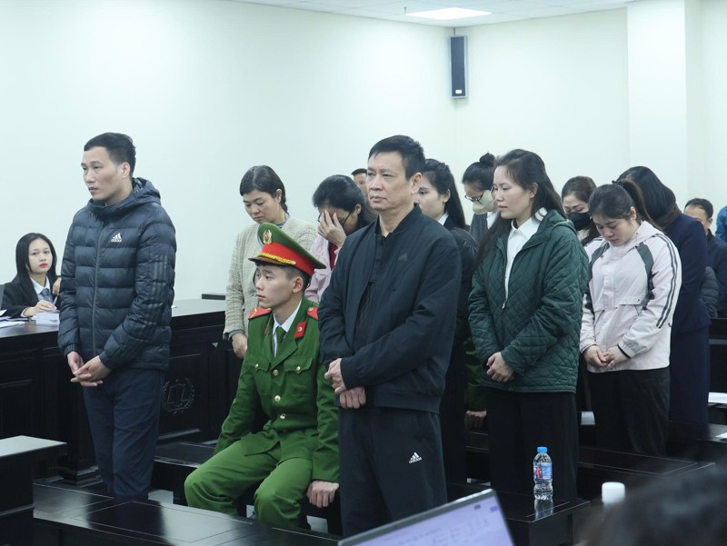 Các bị cáo bị đưa ra xét xử sơ thẩm.