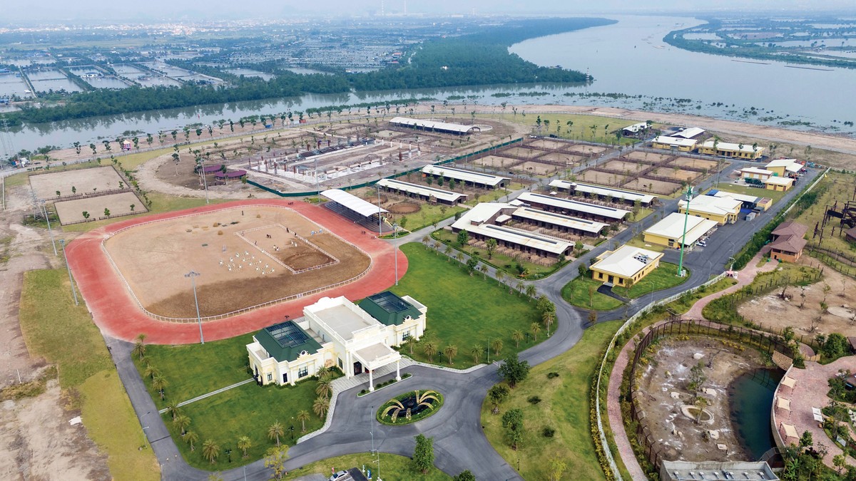 Toàn cảnh Vinpearl Horse Academy trên đảo Vũ Yên, với quy mô lên tới 30 ha, gồm 300 chuồng ngựa, được đánh giá là học viện cưỡi ngựa chuyên nghiệp, đầu tư bài bản hàng đầu Việt Nam hiện nay. Toàn cảnh Vinpearl Horse Academy trên đảo Vũ Yên, với quy mô lên tới 30 ha, gồm 300 chuồng ngựa, được đánh giá là học viện cưỡi ngựa chuyên nghiệp, đầu tư bài bản hàng đầu Việt Nam hiện nay.