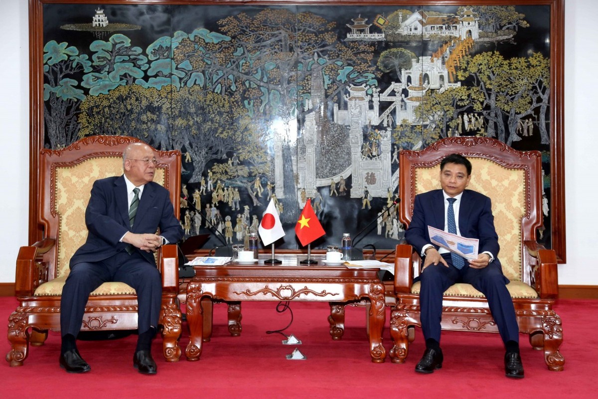 Bộ trưởng Nguyễn Văn Thắng trao đổi các nội dung liên quan tới Dự án đầu tư xây dựng Trường Đại học Việt Nam - Nhật Bản. Ảnh: Đức Minh.