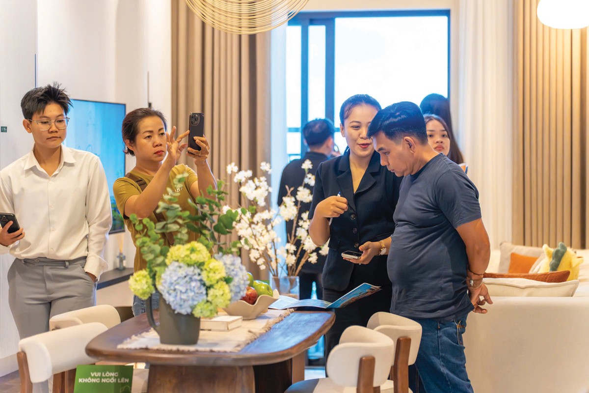 Khách hàng tham quan nhà mẫu dự án La Pura. Ảnh: Việt Dũng.