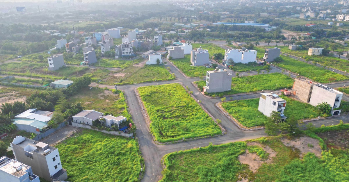 Tại phân khúc đất nền vùng ven, việc rao bán “hàng ngộp” diễn ra khá phổ biến. Ảnh: Lê Toàn.