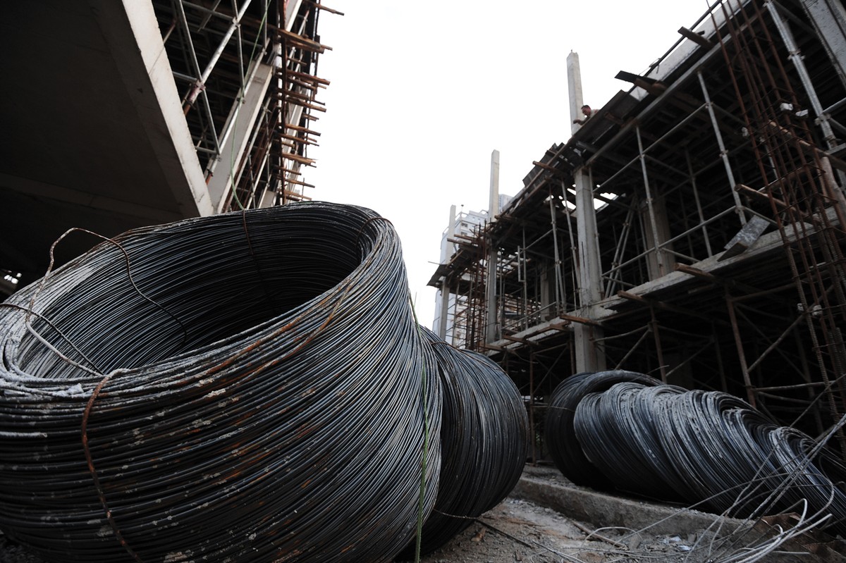 Các nguyên liệu chủ lực như đá dăm, đá bê tông xi măng, cát, nhựa đường, thép, xi măng… đồng loạt tăng giá. Ảnh: Dũng Minh.