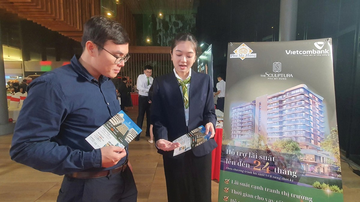 Lãi suất tăng cao khiến người mua nhà không còn dễ xuống tiền như trước. Ảnh: Lê Toàn.