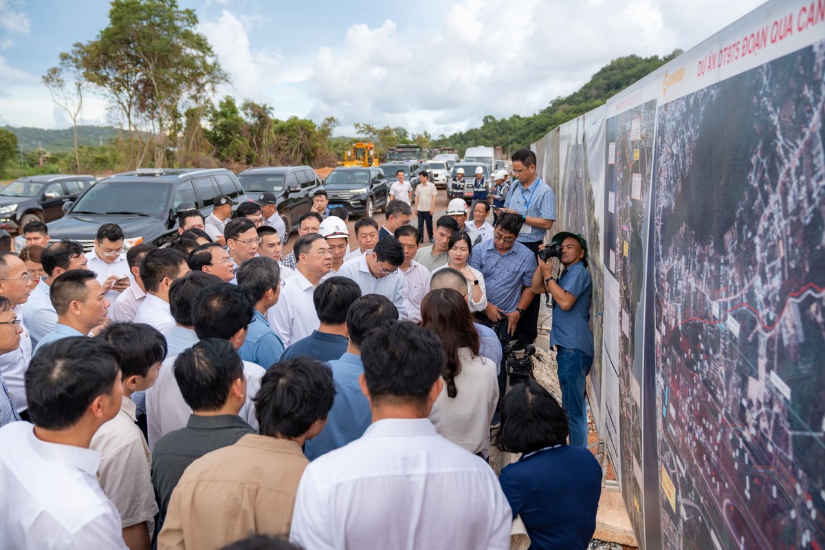 Phó Thủ tướng Thường trực Chính phủ Phạm Gia Túc nghe báo cáo về tiến độ dự án đầu tư mở rộng đường tỉnh ĐT.975