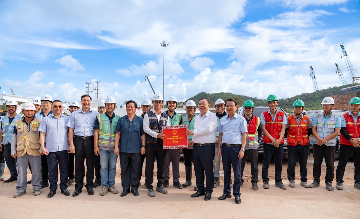 Phó Thủ tướng Thường trực Chính phủ Phạm Gia Túc tặng quà đội ngũ nhân lực đang thi công dự án đầu tư mở rộng Cảng hàng không quốc tế Phú Quốc.