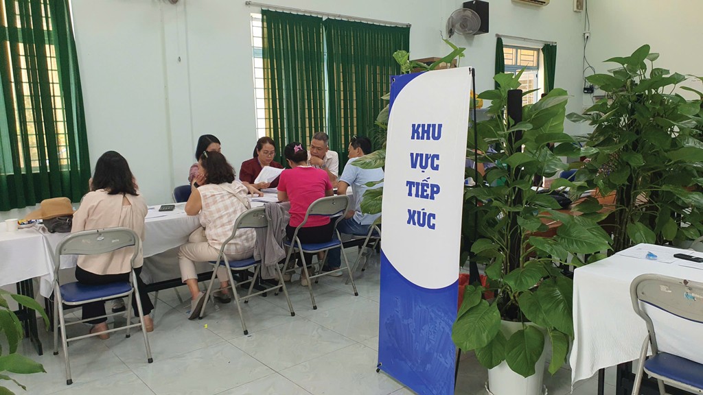 Người dân cư xá Thanh Đa làm việc với chính quyền địa phương về việc di dời. Ảnh: Lê Toàn.