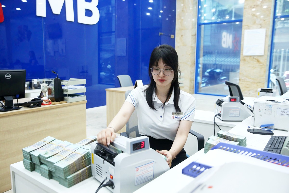 Basel III buộc các ngân hàng phải nắm giữ lượng vốn chất lượng cao tương ứng với các rủi ro được đo lường chính xác hơn.