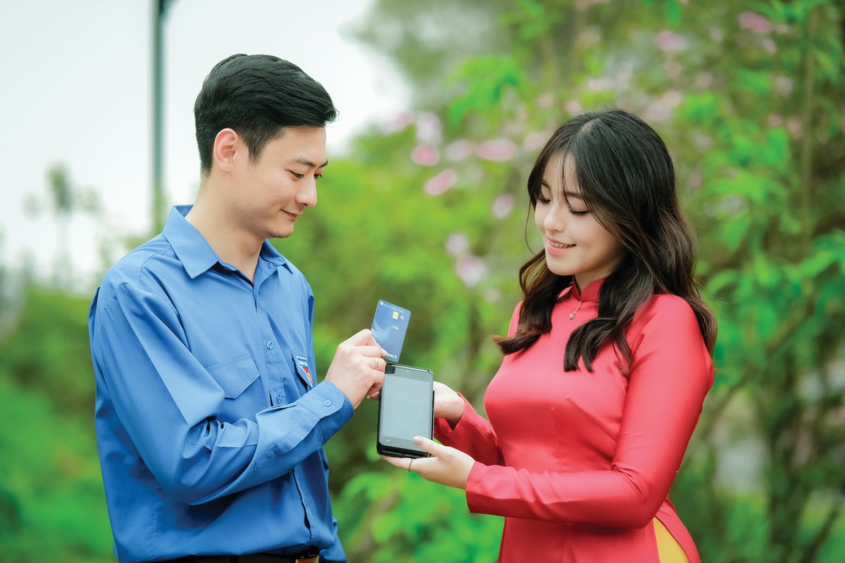 Sự phát triển của ngân hàng số tạo điều kiện để ngân hàng tiếp cận những nhóm khách hàng vốn là sân chơi của các công ty tài chính.