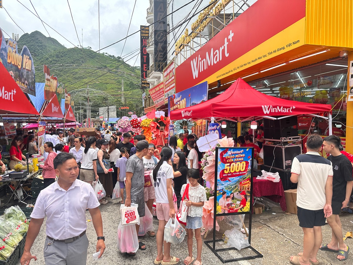 Không khí mua sắm sôi động tại cửa hàng WinMart+ thứ 5.000.