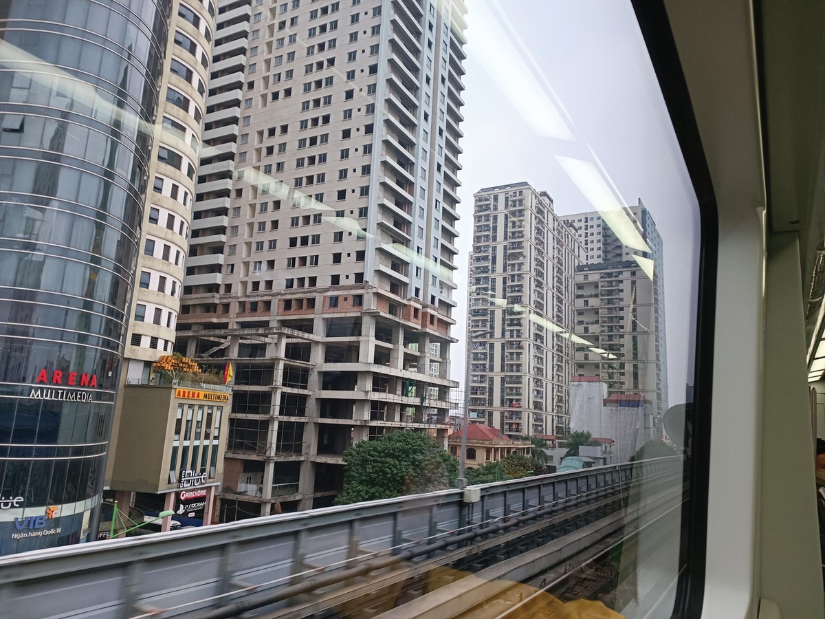 Nhiều dự án bất động sản đang mọc lên dọc các tuyến metro. Ảnh: Dũng Minh.