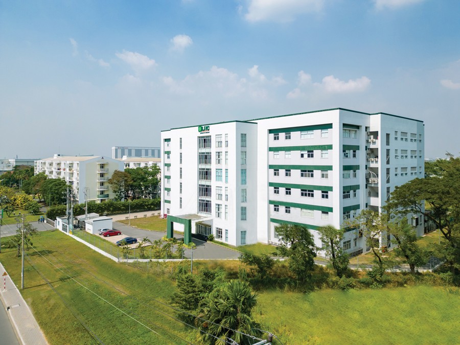 Một khu vực kho xưởng cao tầng tại Khu công nghiệp Long Hậu. Ảnh: Thành Nguyễn.