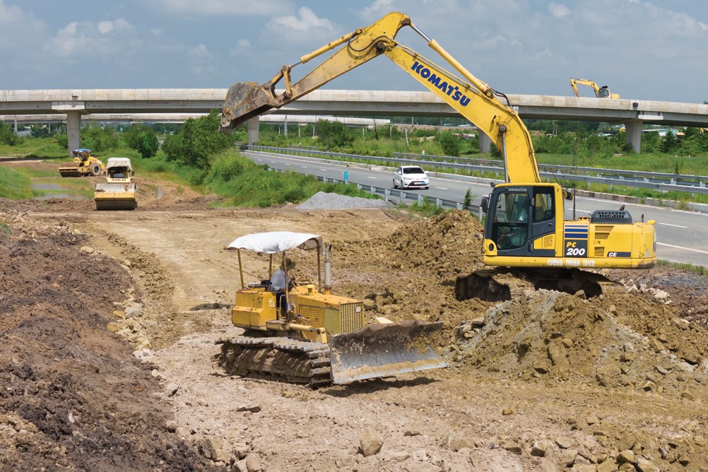 Cao tốc Bến Lức - Long Thành đang được đẩy nhanh thi công. Ảnh: Lê Toàn.