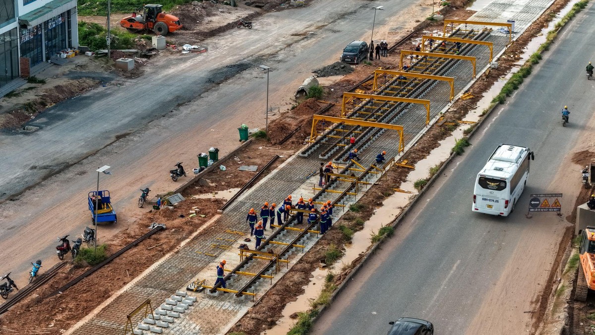 Công trường thi công 3 ca liên tục 24/7 để bám sát "đường găng" tiến độ.