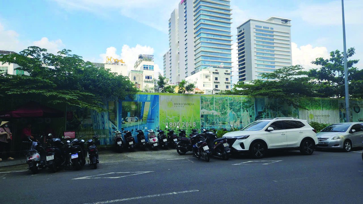 Phía bên ngoài làm nơi dừng đỗ cho các phương tiện. Ảnh: Việt Dũng.