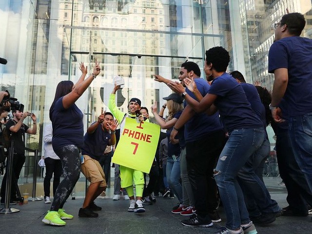 Chùm ảnh khắp nơi trên thế giới ngày iPhone 7 chính thức lên kệ ảnh 1