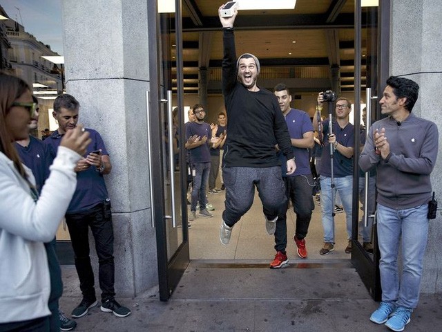 Chùm ảnh khắp nơi trên thế giới ngày iPhone 7 chính thức lên kệ ảnh 4