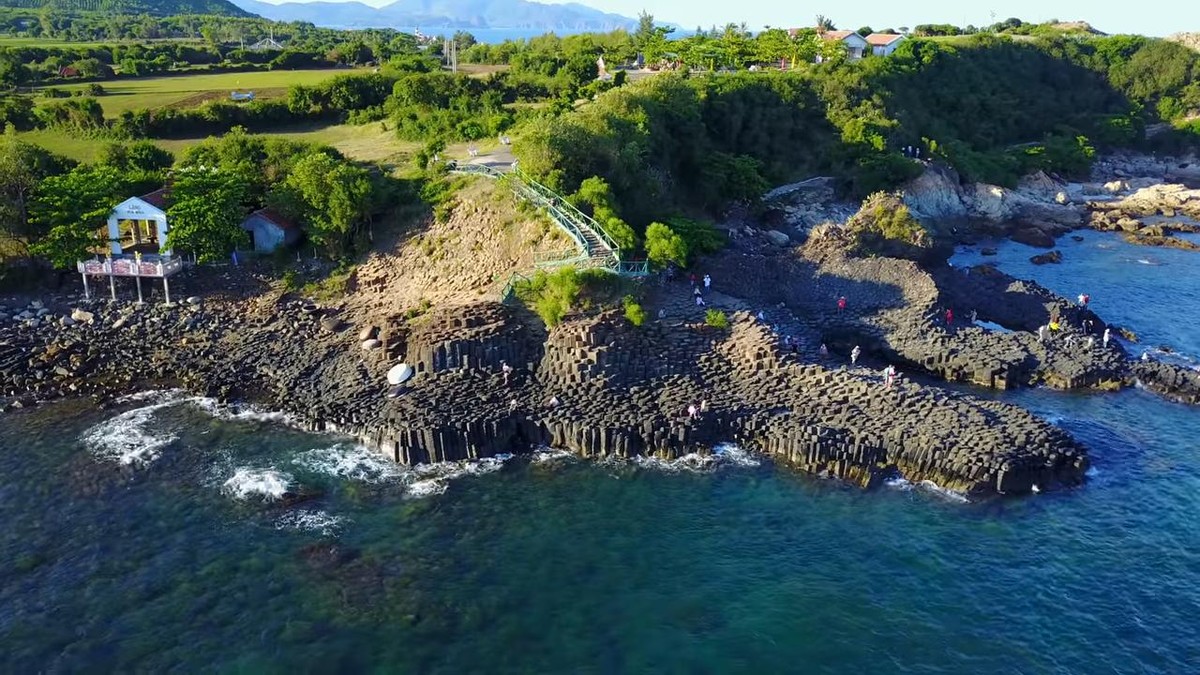 Gành Đá Đĩa - Địa danh du lịch nổi tiếng của Phú Yên.