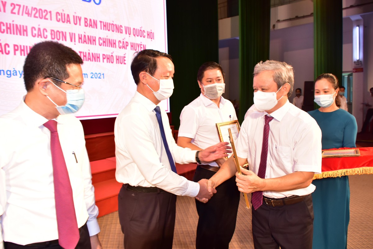 Bí thư Tỉnh ủy tỉnh Thừa Thiên Huế Lê Trường Lưu đại diện trao Nghị quyết số 1264/NQ-UBTVQH14 ngày 27/4/2021 của Ủy ban Thường vụ Quốc hội về việc điều chỉnh địa giới các đơn vị hành chính cấp huyện và sắp xếp, thành lập các phường thuộc thành phố Huế.