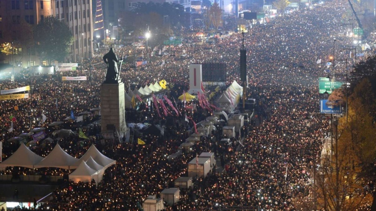 Tổng thống Hàn Quốc bị "điều tra như đồng phạm", đối mặt nguy cơ bị cách chức ảnh 1