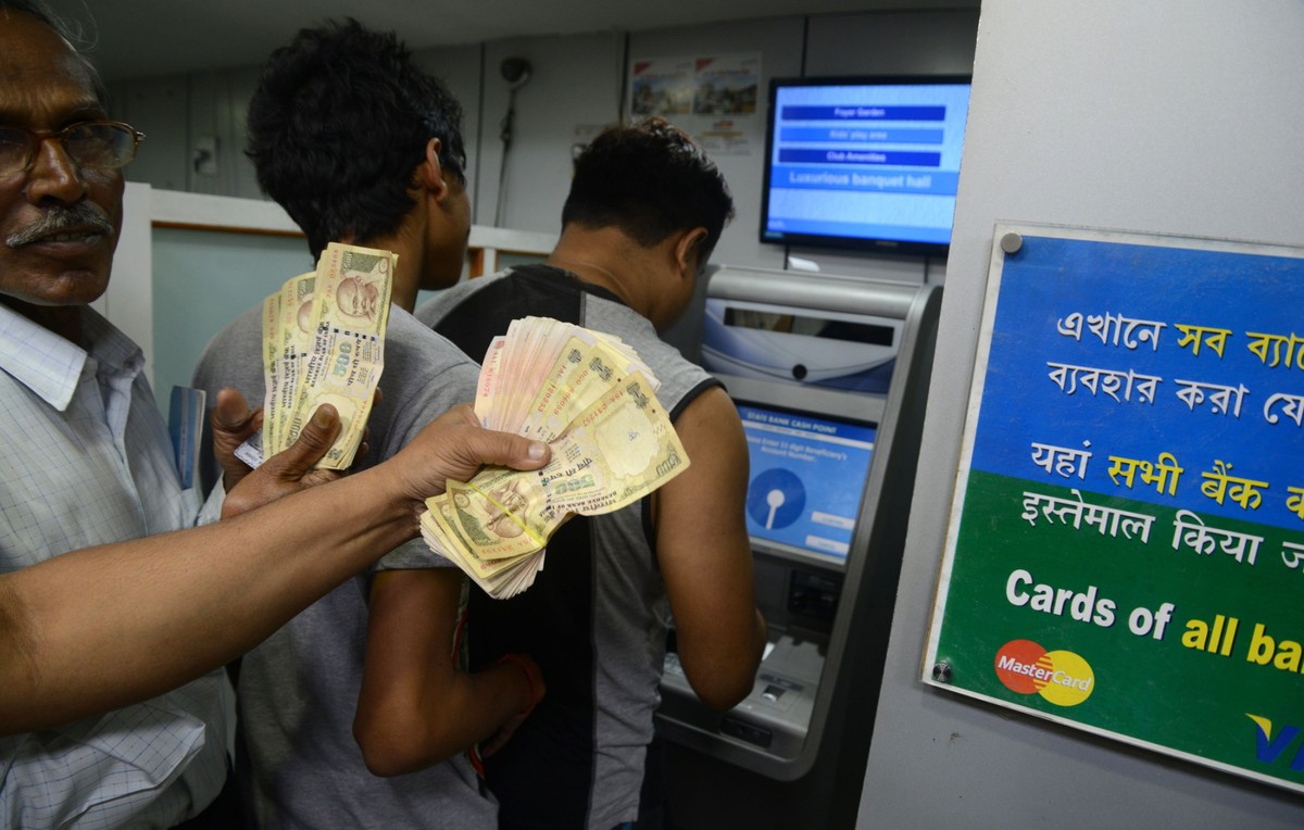 Quyết định đổi tiền khiến Ấn Độ rơi vào "cơn bão" náo loạn ảnh 6