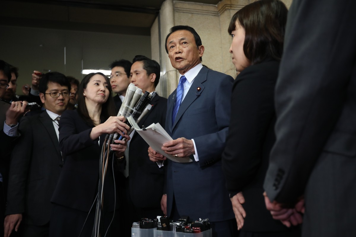 Chính phủ Nhật thừa nhận giấy tờ bị làm giả, bê bối của Thủ tướng bùng phát ảnh 1