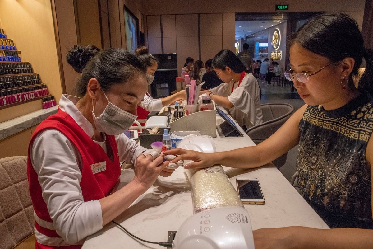 Dịch vụ làm móng trong lúc đợi bàn