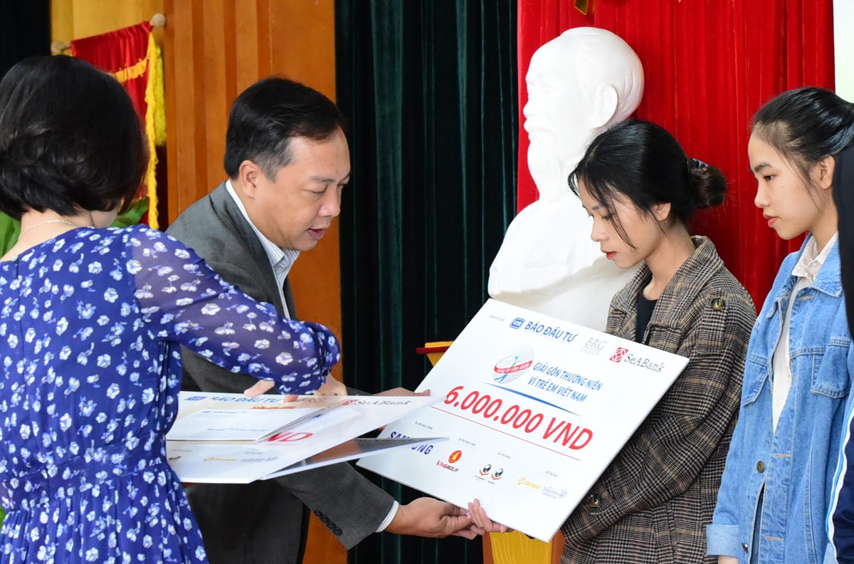 Ông Lê Trọng Minh, đại diện Ban tổ chức trao một số suất học bổng cho các em học sinh, sinh viên tại buổi họp báo Ông Lê Trọng Minh, đại diện Ban tổ chức trao một số suất học bổng cho các em học sinh, sinh viên tại buổi họp báo