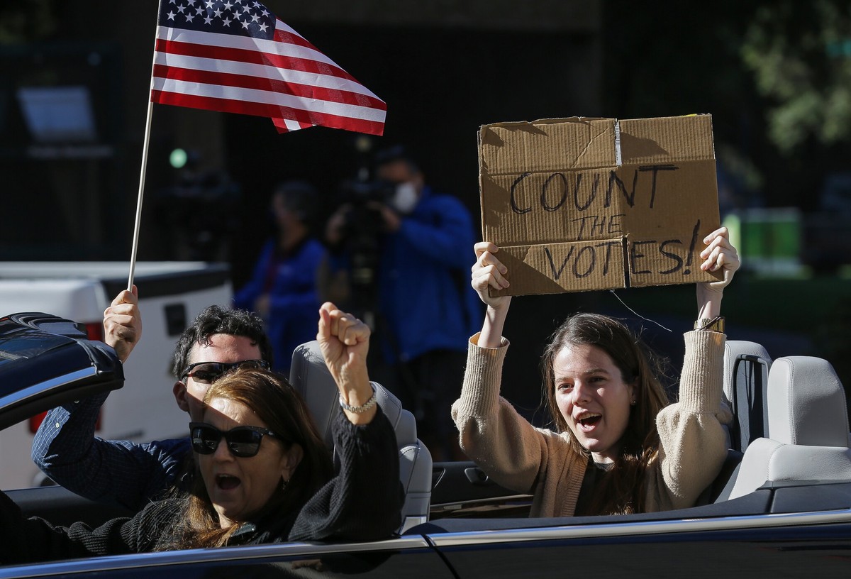 Những người ủng hộ phe Cộng hoà diễu hành trước ngày bầu cử Những người ủng hộ phe Cộng hoà diễu hành trước ngày bầu cử