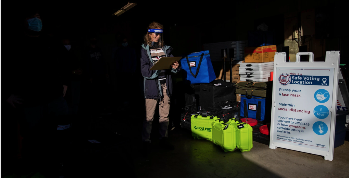 Hoá chất, dụng cụ phòng dịch được tập trung tại một điểm bầu cử Hoá chất, dụng cụ phòng dịch được tập trung tại một điểm bầu cử