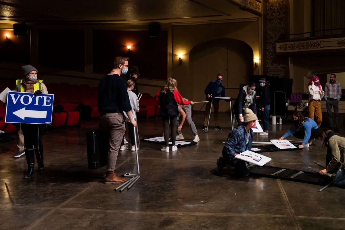 Các nhân viên dọn dẹp điểm bầu cử sau khi bỏ phiếu xong Các nhân viên dọn dẹp điểm bầu cử sau khi bỏ phiếu xong