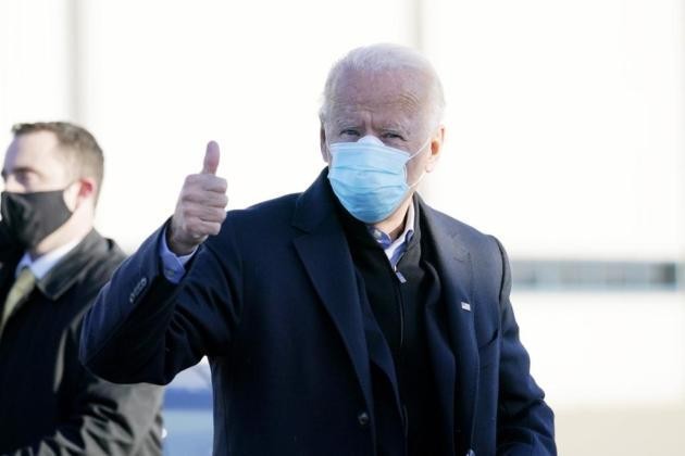 Ông Biden xuất hiện với khẩu trang như thường lệ Ông Biden xuất hiện với khẩu trang như thường lệ