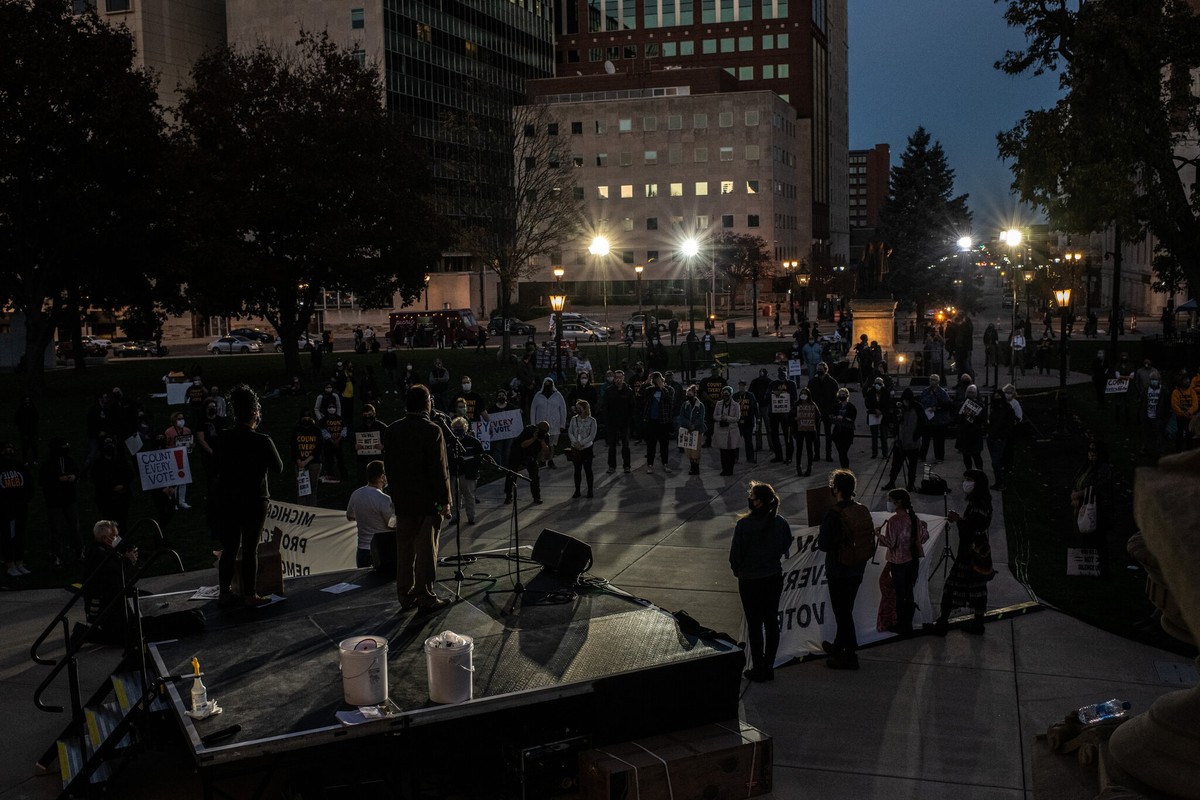 Người biểu tình tại Michigan tập trung từ sáng sớm Người biểu tình tại Michigan tập trung từ sáng sớm