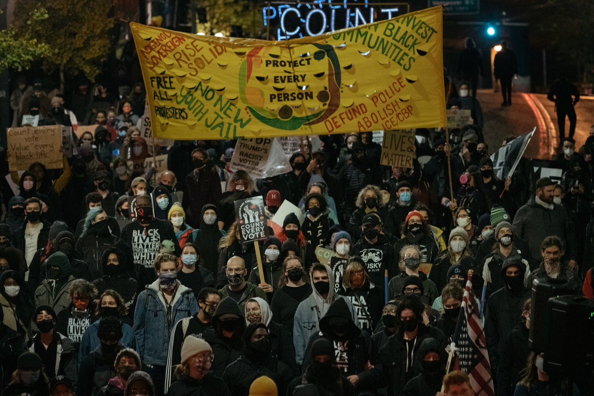 Người biểu tình tại Seattle yêu cầu mọi lá phiếu đều được kiểm Người biểu tình tại Seattle yêu cầu mọi lá phiếu đều được kiểm