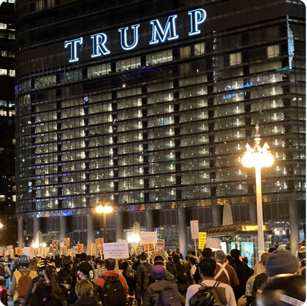 Những người ủng hộ ông Trump tập trung trước toà nhà mang biểu tượng Trump tại Detroit Những người ủng hộ ông Trump tập trung trước toà nhà mang biểu tượng Trump tại Detroit