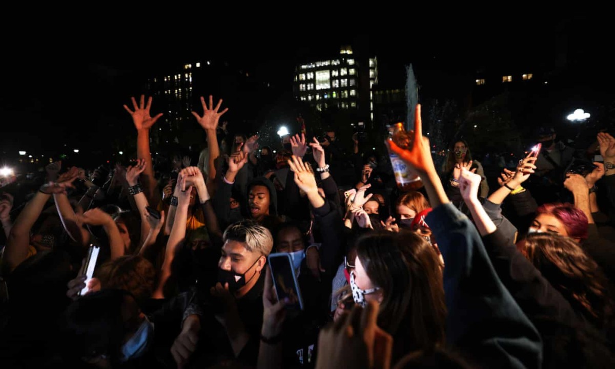 Một bữa tiệc ăn mừng trên đường phố khi ông Trump dường như sắp thua cuộc Một bữa tiệc ăn mừng trên đường phố khi ông Trump dường như sắp thua cuộc