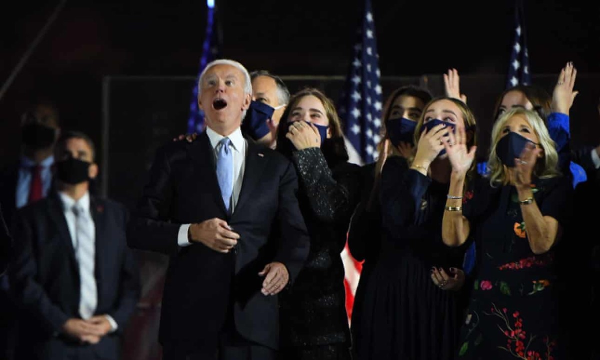 Ông Biden cùng gia đình trong khoảnh khắc pháo hoa toả sáng Ông Biden cùng gia đình trong khoảnh khắc pháo hoa toả sáng