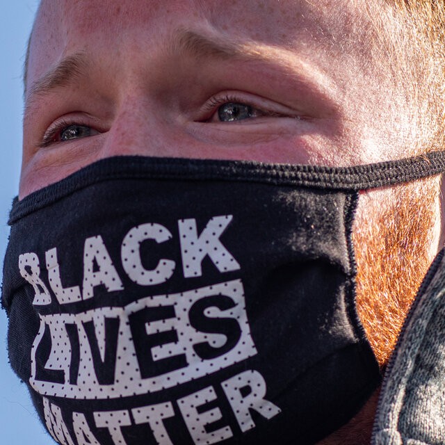 Người ủng hộ ông Biden xúc động trước chiến thắng Người ủng hộ ông Biden xúc động trước chiến thắng