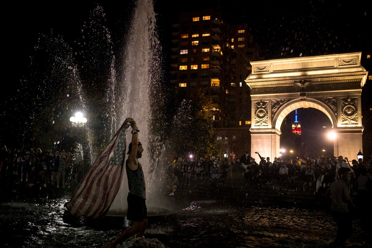 Quảng trường Washington đêm thứ Bảy (7/11) theo giờ địa phương Quảng trường Washington đêm thứ Bảy (7/11) theo giờ địa phương