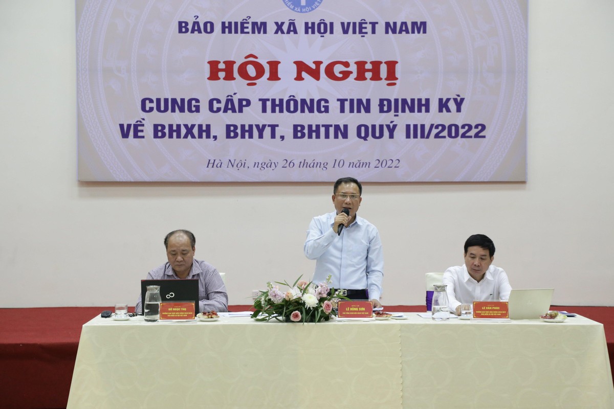Ông Lê Hùng Sơn, Phó tổng giám đốc Bảo hiểm Xã hội Việt Nam chia sẻ thông tin tại Hội nghị