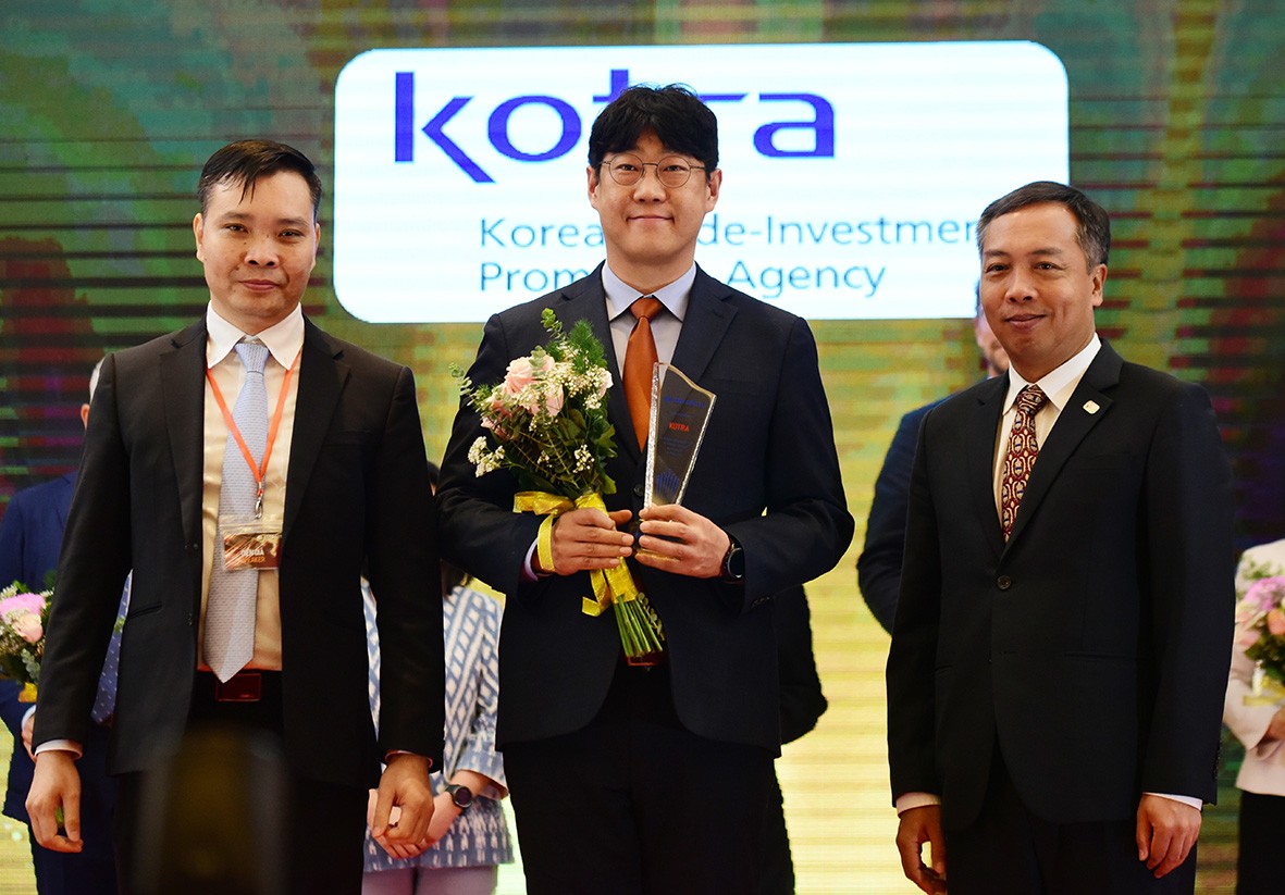 Đại diện Cơ quan Xúc tiến thương mại - đầu tư Hàn Quốc (KOTRA) nhận cúp vinh danh