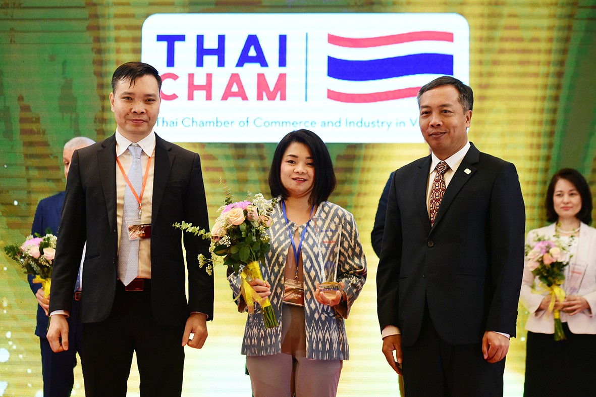 Đại diện Phòng Thương mại và công nghiệp Thái Lan tại Việt Nam (Thaicham) nhận cúp vinh danh